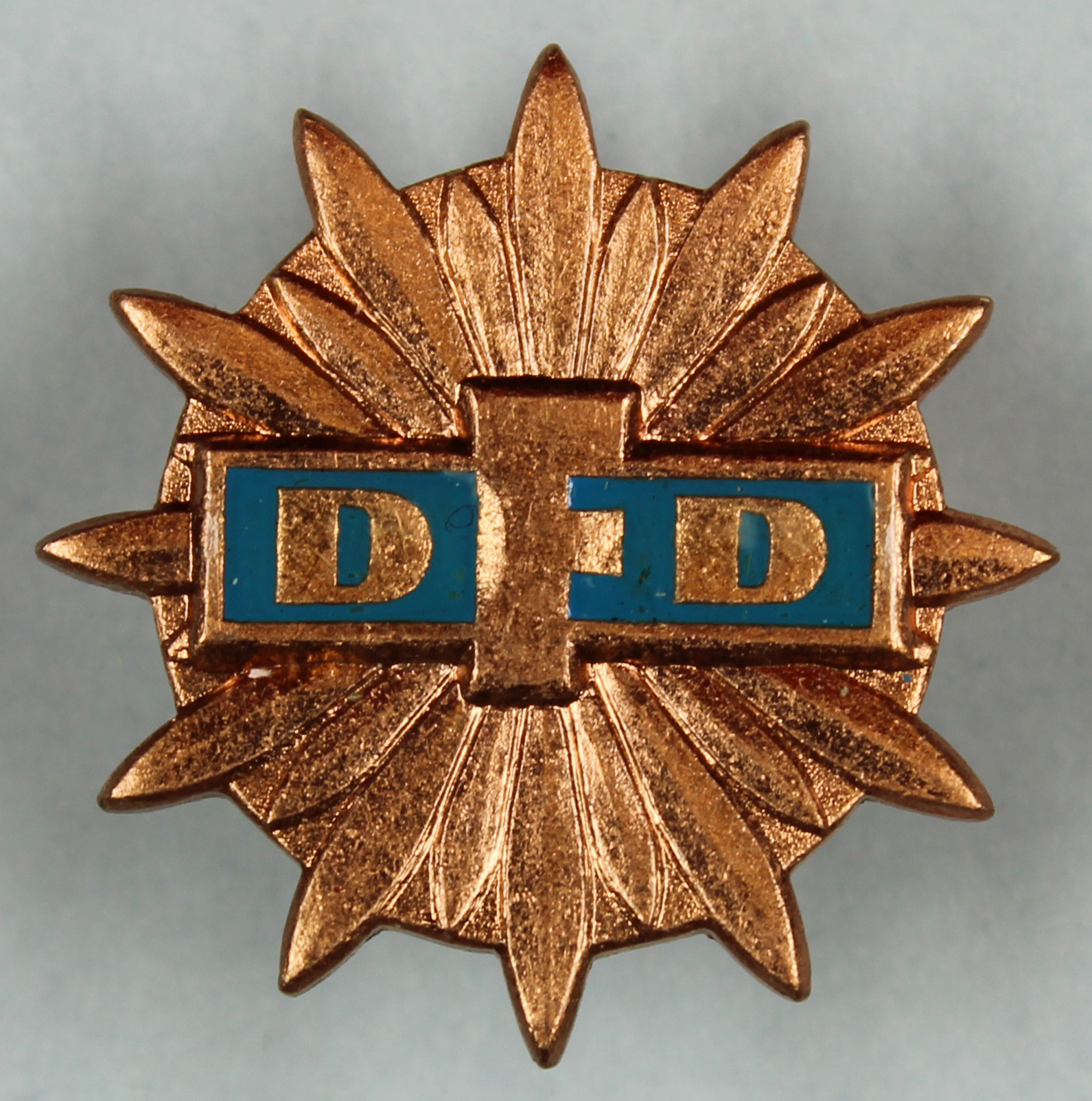 Ehrennadel des DFD in Bronze (Museum Wolmirstedt RR-F)