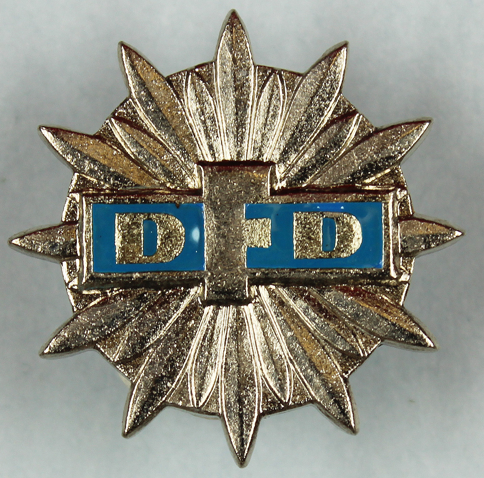 Ehrennadel des DFD in Silber (Museum Wolmirstedt RR-F)