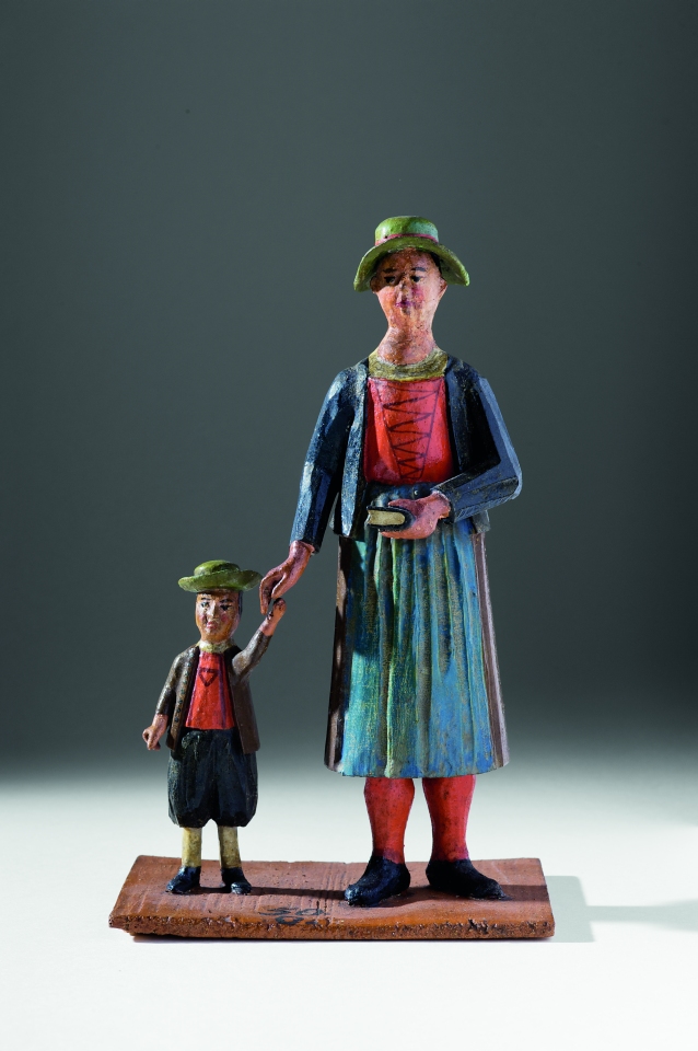 2 Figurengruppen von Salzburgern in ihrer Tracht: Frau mit Knabe, Mann mit Mädchen (Franckesche Stiftungen zu Halle CC BY-NC-SA)