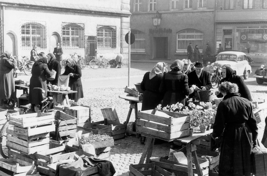 Wittenberger Wochenmarkt in der Nachkriegszeit (SBZ) (Haus der Geschichte Wittenberg RR-F)