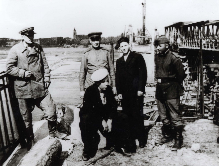 sowjetische  Soldaten treffen sich an der Elbe in Wittenberg im Mai 1945 zur Baubesprechung (Haus der Geschichte Wittenberg RR-F)