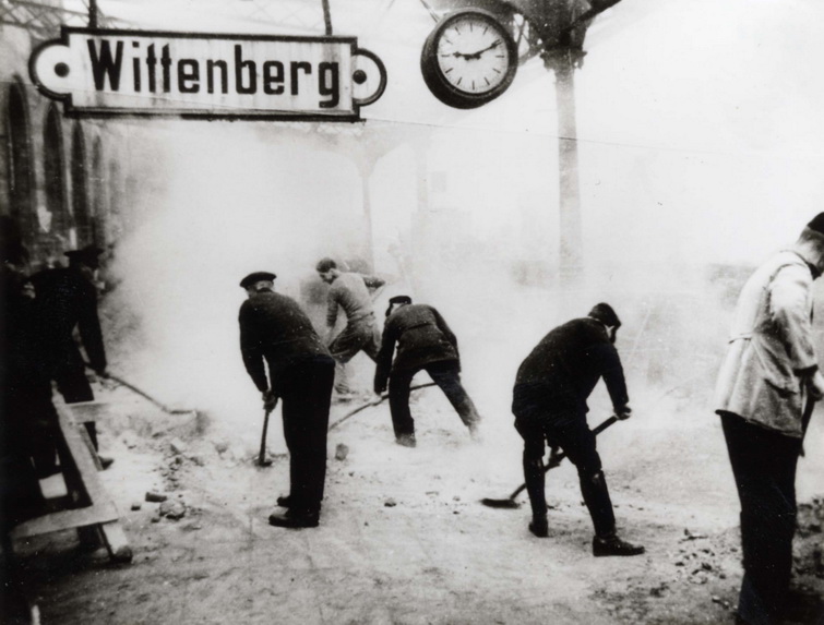 Beräumung der Trümmer nach der Bombadierung des Hauptbahnhof, in Wittenberg (Haus der Geschichte Wittenberg RR-F)
