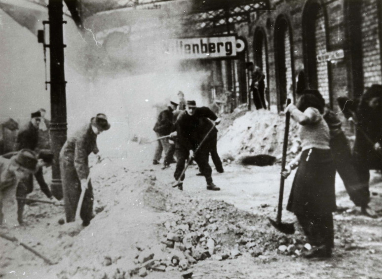 Aufräumarbeiten auf dem Bahnhof Wittenberg nach der Bombadierung am 20.04.1945 (Haus der Geschichte Wittenberg RR-F)