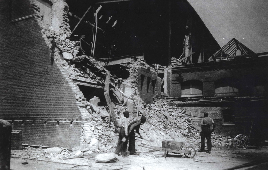 Aufräumarbeiten an den durch Bomben zerstörten Produktionshallen der Firma Bickel, Große Friedrichstraße 119, Wittenberg (Haus der Geschichte Wittenberg RR-F)