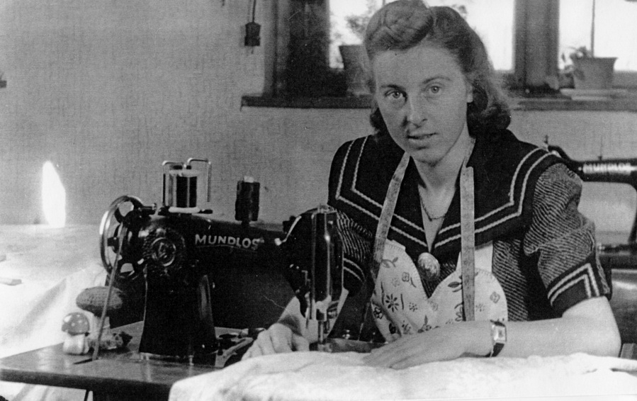 Schneidermeiserin Edith Rebes (Jg. 1920) bei der Arbeit an ihrer Nähmaschine, in Nudersdorf (Haus der Geschichte Wittenberg RR-F)