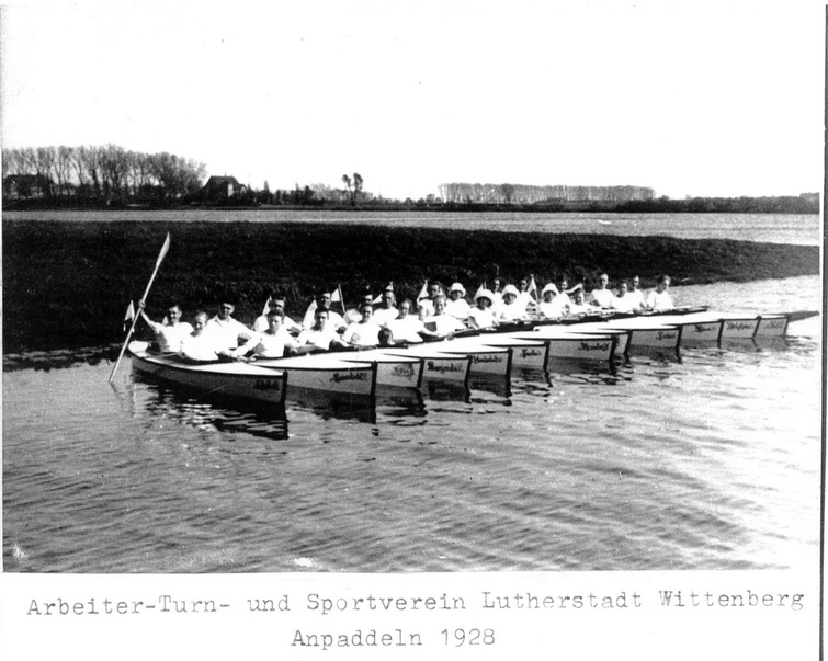 Sportler und Sportlerinnen des „Arbeiter-Turn- und Sportverein“ e. V. (Haus der Geschichte Wittenberg RR-F)