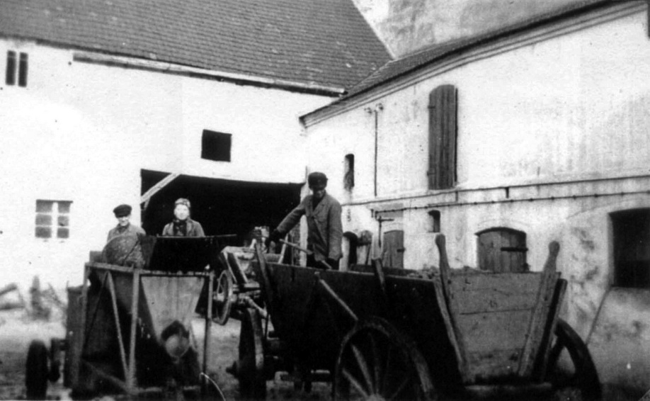 Beim Kartoffeldämpfen auf dem Bauernhof Wartenberg (Haus der Geschichte Wittenberg RR-F)