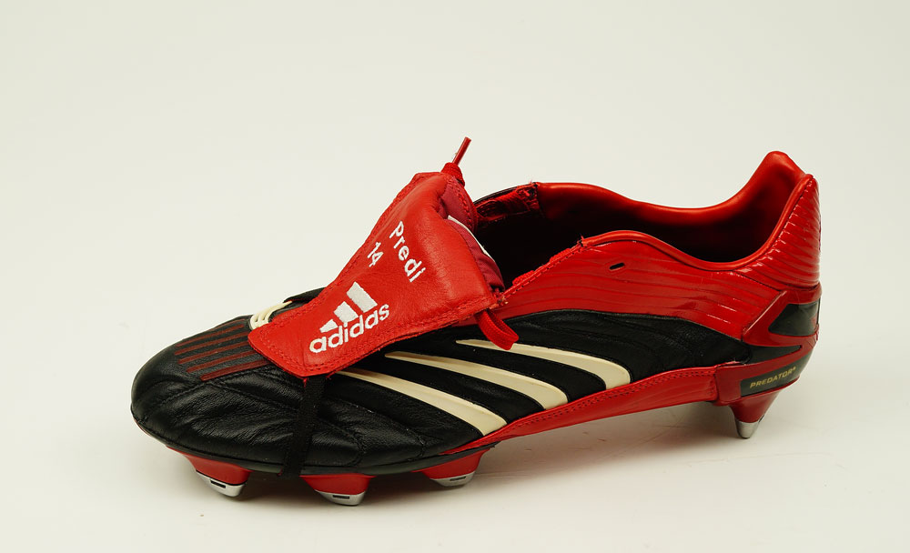 Einzelner linker Fußballschuh "Adidas Preditor Absolute" (Museum Weißenfels CC BY-NC-SA)