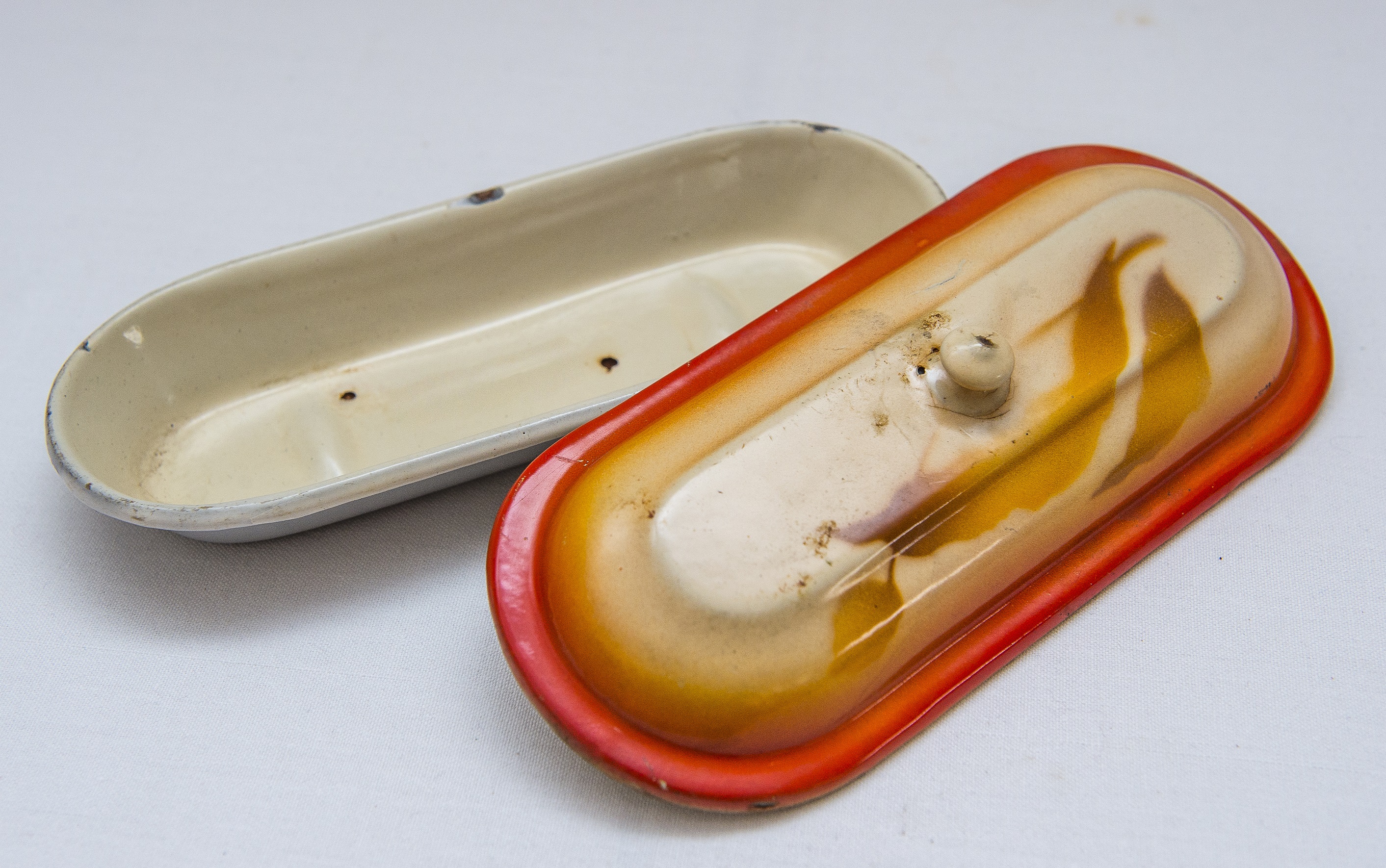 emaillierte Zahnbürstendose mit Deckel (Hüttenmuseum Thale CC BY-NC-SA)