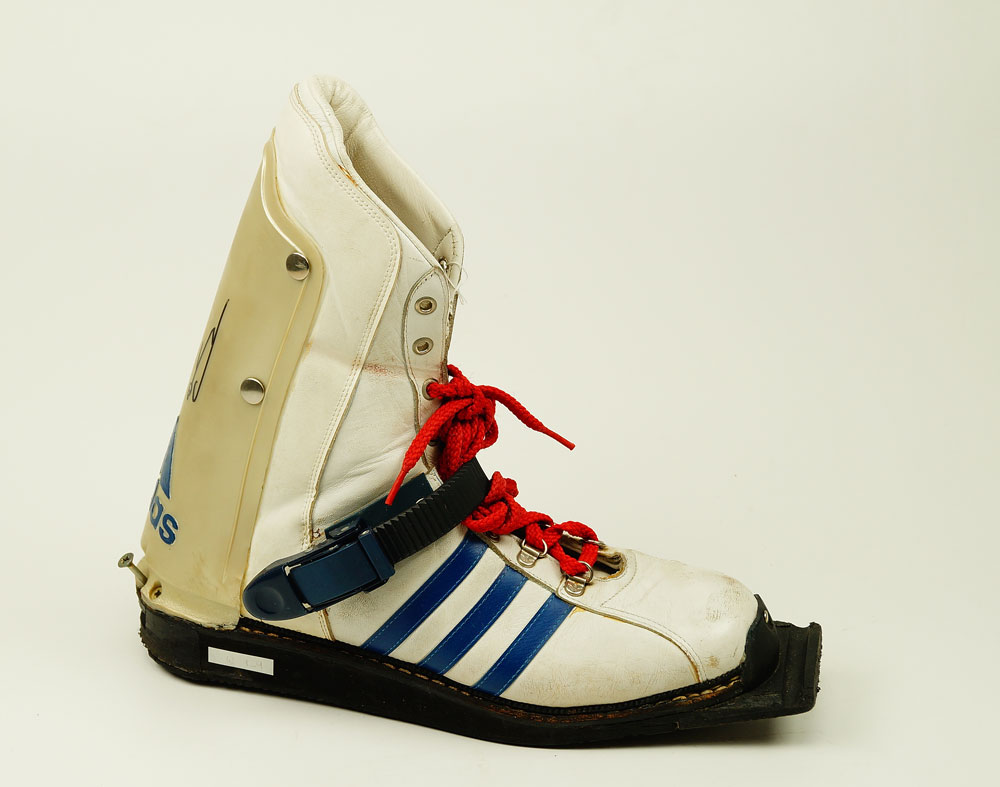 Skisprungstiefel "Adidas" von Andreas Widhölzel (Museum Weißenfels CC BY-NC-SA)