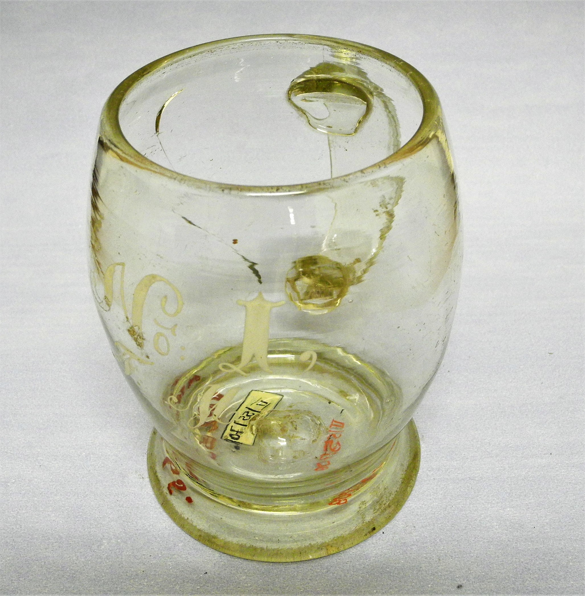 Braunbierglas mit Beschriftung (Erlebniswelt Museen e. V. CC BY-NC-SA)