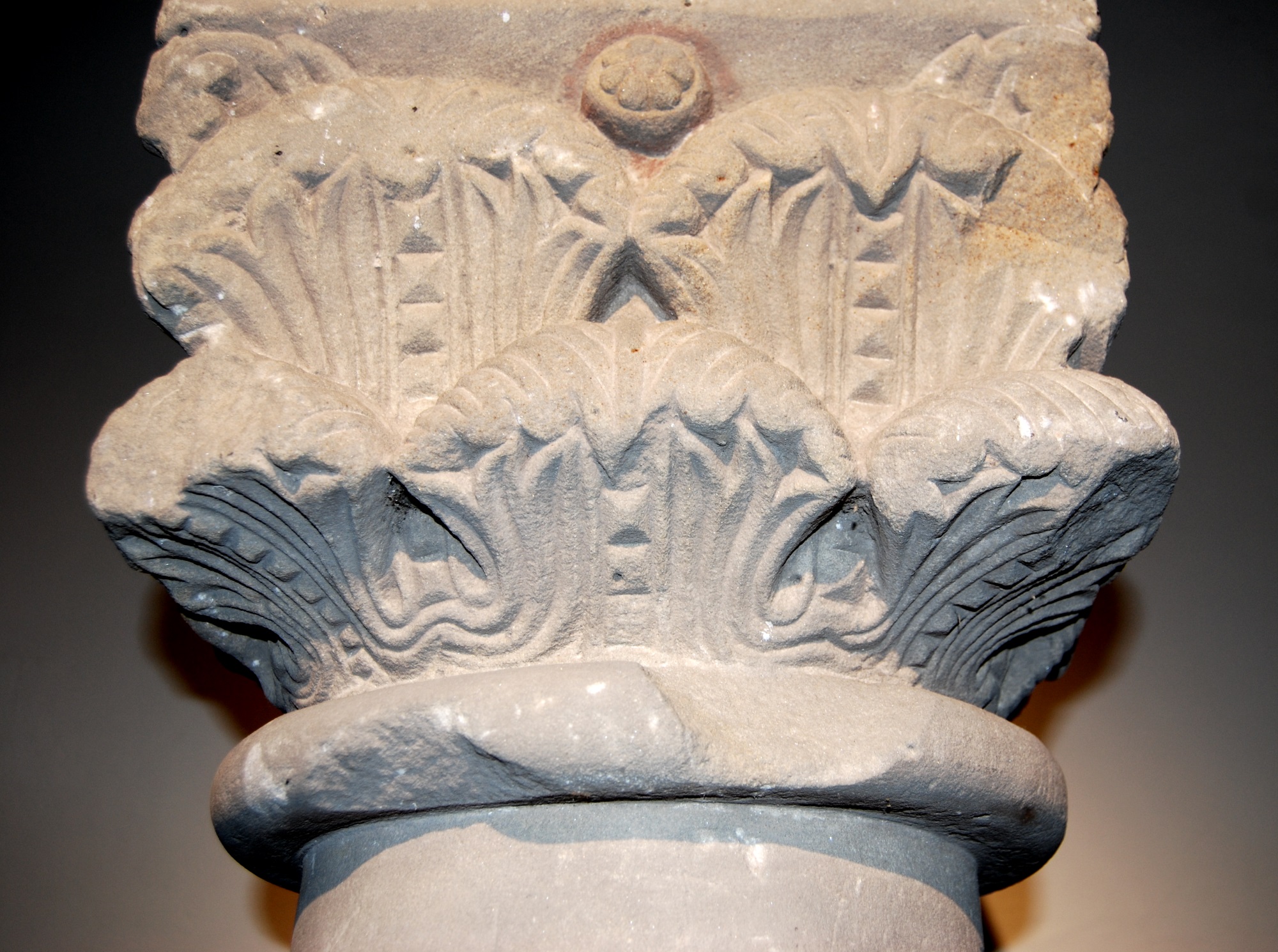 Romanisches Kapitell mit Ansatz eines runden Säulenschaftes (Museum Schloss Moritzburg Zeitz CC BY-NC-SA)