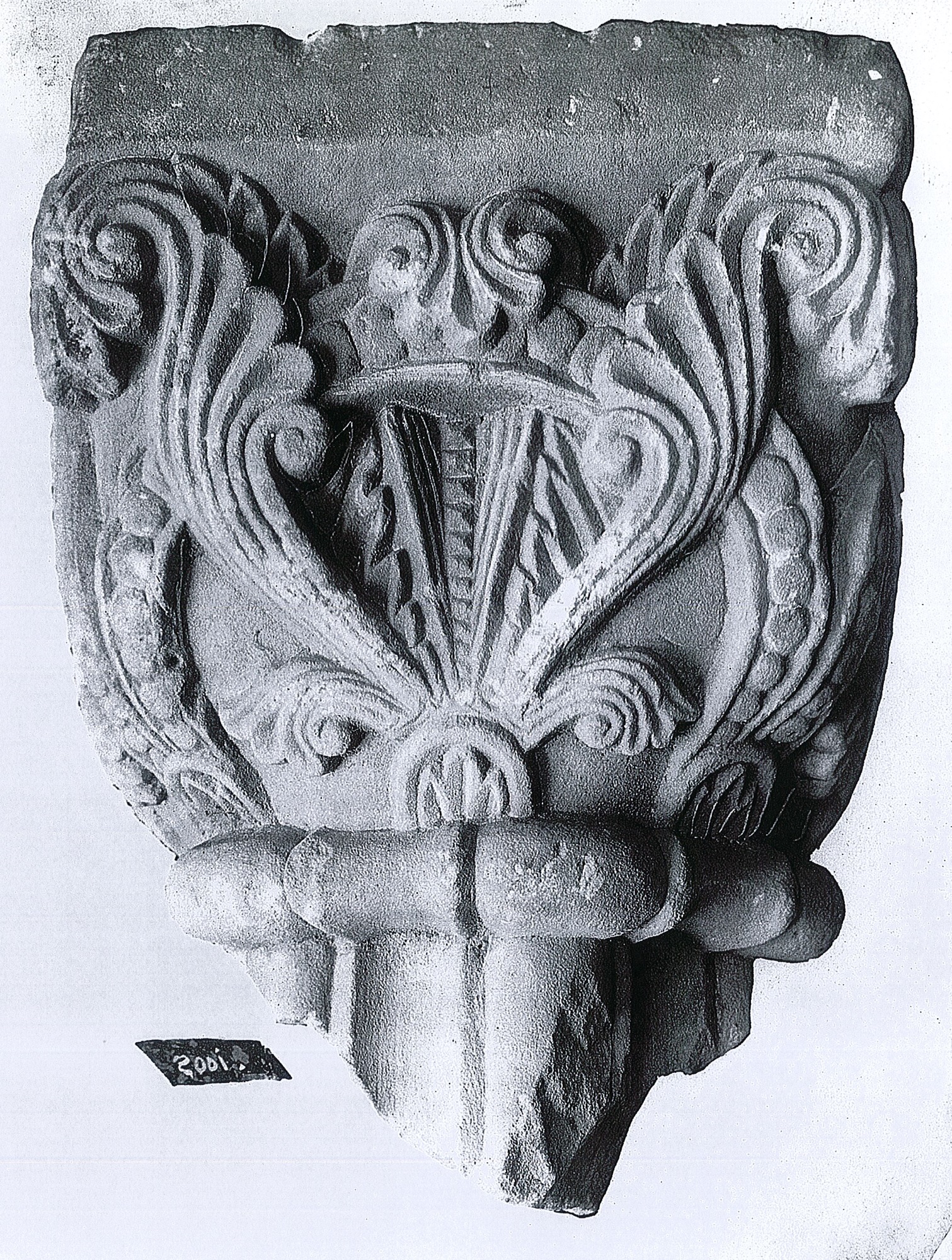 Romanisches Kapitell mit kanneliertem Säulenschaft (Museum Schloss Moritzburg Zeitz CC BY-NC-SA)