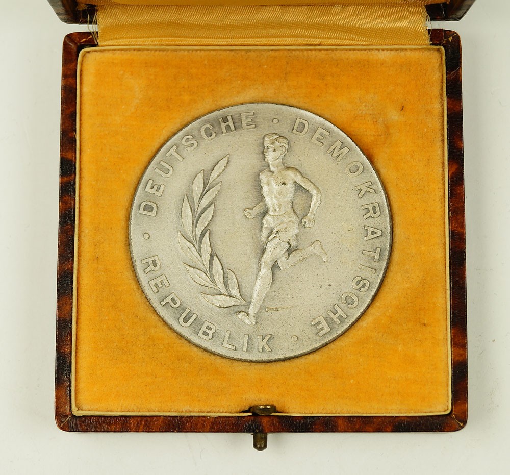 Medaille der Deutschen Leichtathletikmeisterschaften 1954 (Museum Weißenfels CC BY-NC-SA)