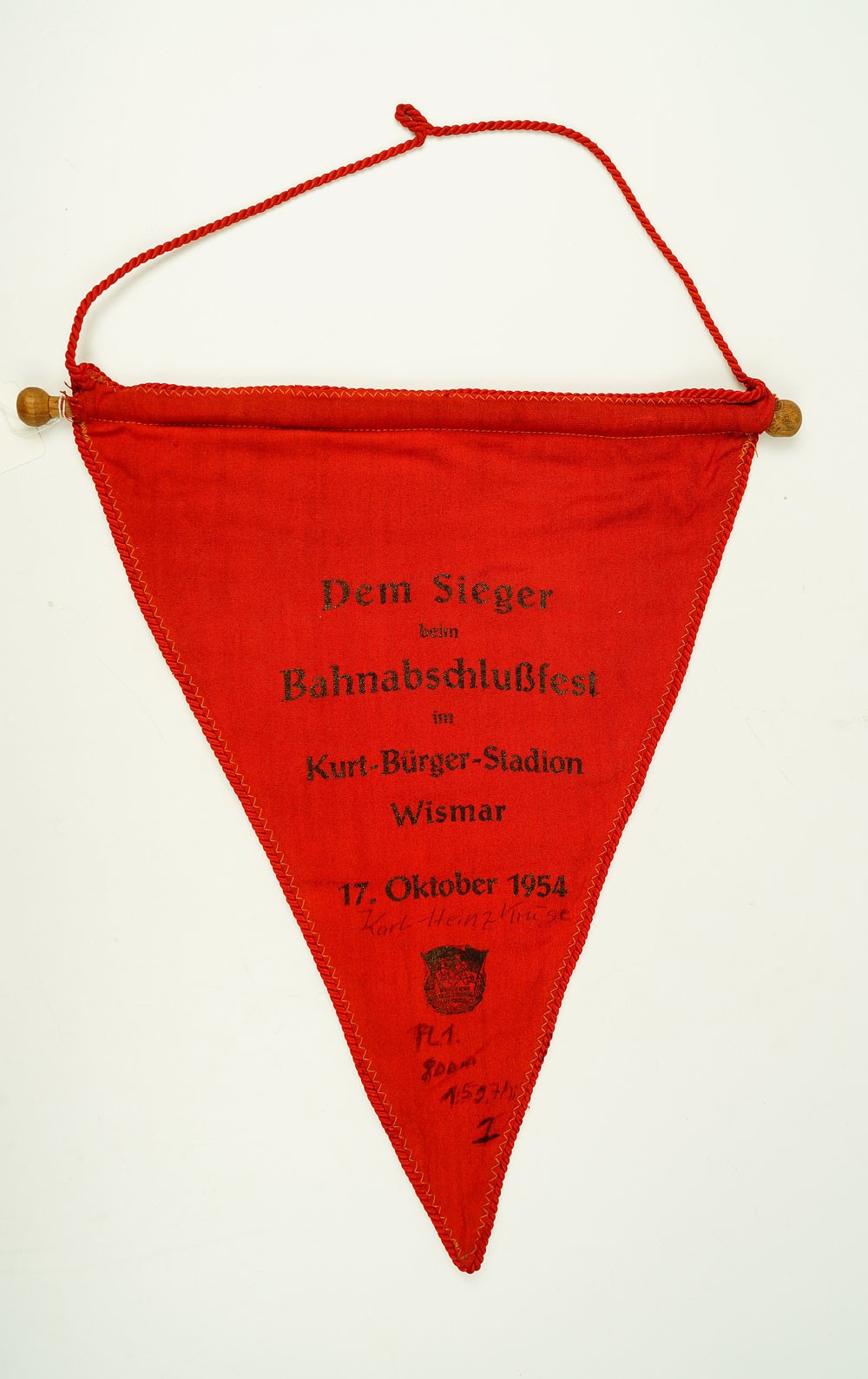 Wimpel "Dem Sieger beim Bahnabschlussfest im Kurt-Bürger-Stadion Wismar" 1954 (Museum Weißenfels CC BY-NC-SA)
