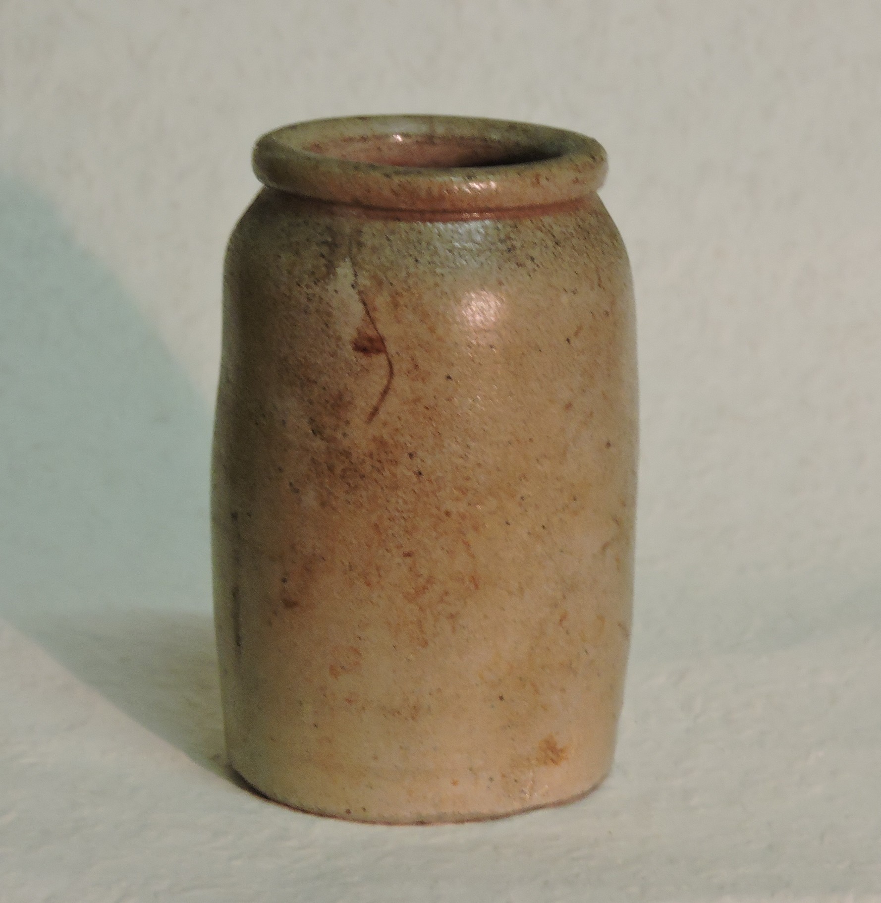 zylindrisches Töpfchen aus Steingut (Kreismuseum Jerichower Land CC BY-NC-SA)