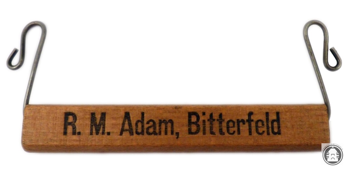 Haltegriff /-haken "R. M. Adam, Bitterfeld" (Kreismuseum Bitterfeld RR-F)