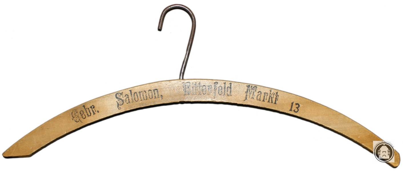 Kleiderbügel "Gebr. Salomon" (Kreismuseum Bitterfeld RR-F)
