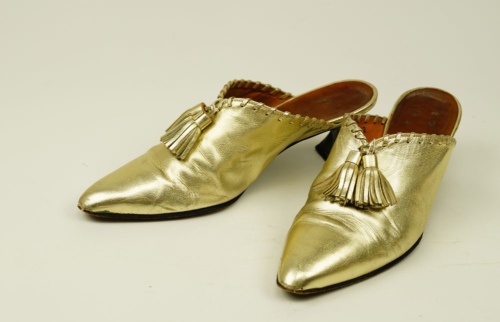 Damen-Pantolette, gold, von René Caty, 1996 (Paar) (Museum Weißenfels CC BY-NC-SA)