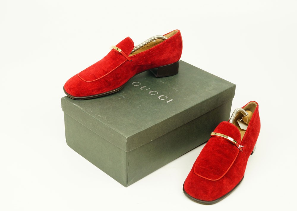 Roter Cordsamt-Loafer von GUCCI, Gr. 41 (Paar) (Museum Weißenfels CC BY-NC-SA)