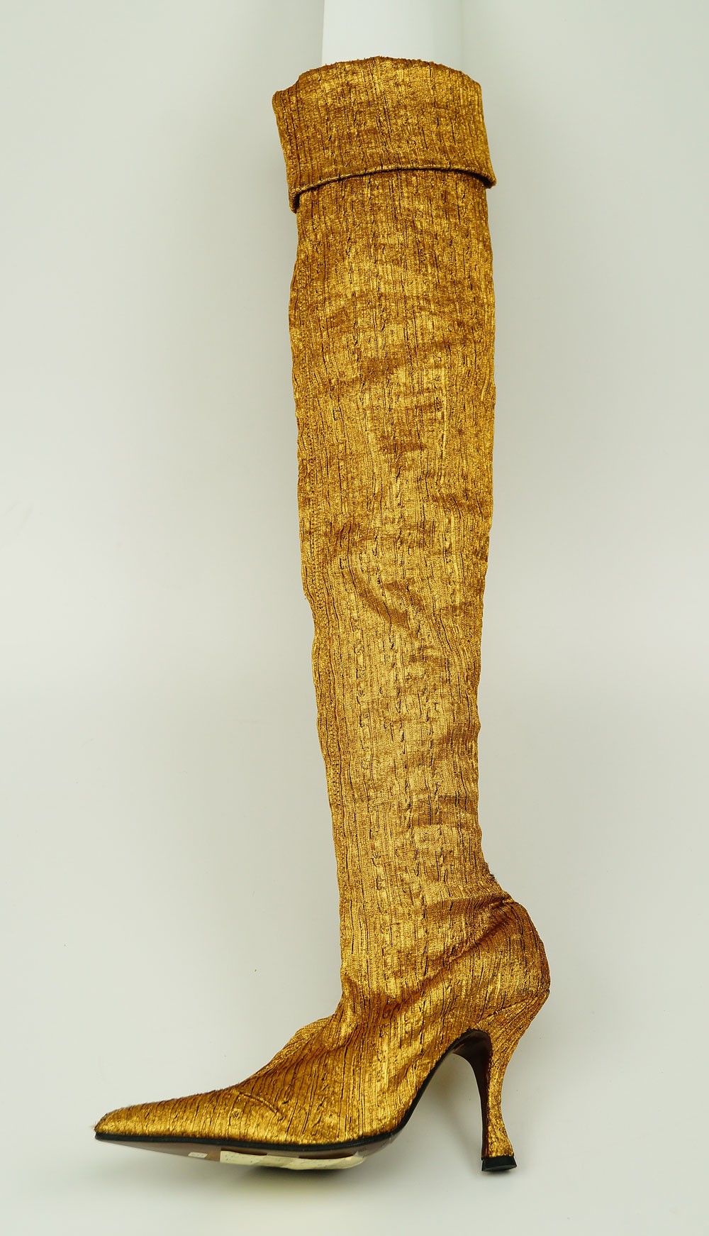 Overknee, Goldbrokat, Gr. 5 (linker Schuh) von Maud Frizon, Paris (Museum Weißenfels CC BY-NC-SA)