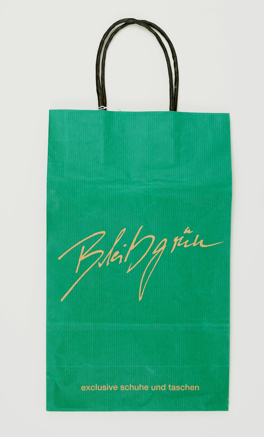 Papier-Tragetasche der Berliner Boutique "Bleibgrün" (Museum Weißenfels CC BY-NC-SA)
