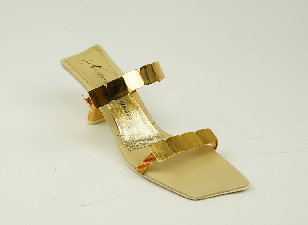 Sandalette "Oro satinato", VICINI / Giuseppe Zanotti, Gr. 37 (rechter Schuh) (Museum Weißenfels CC BY-NC-SA)