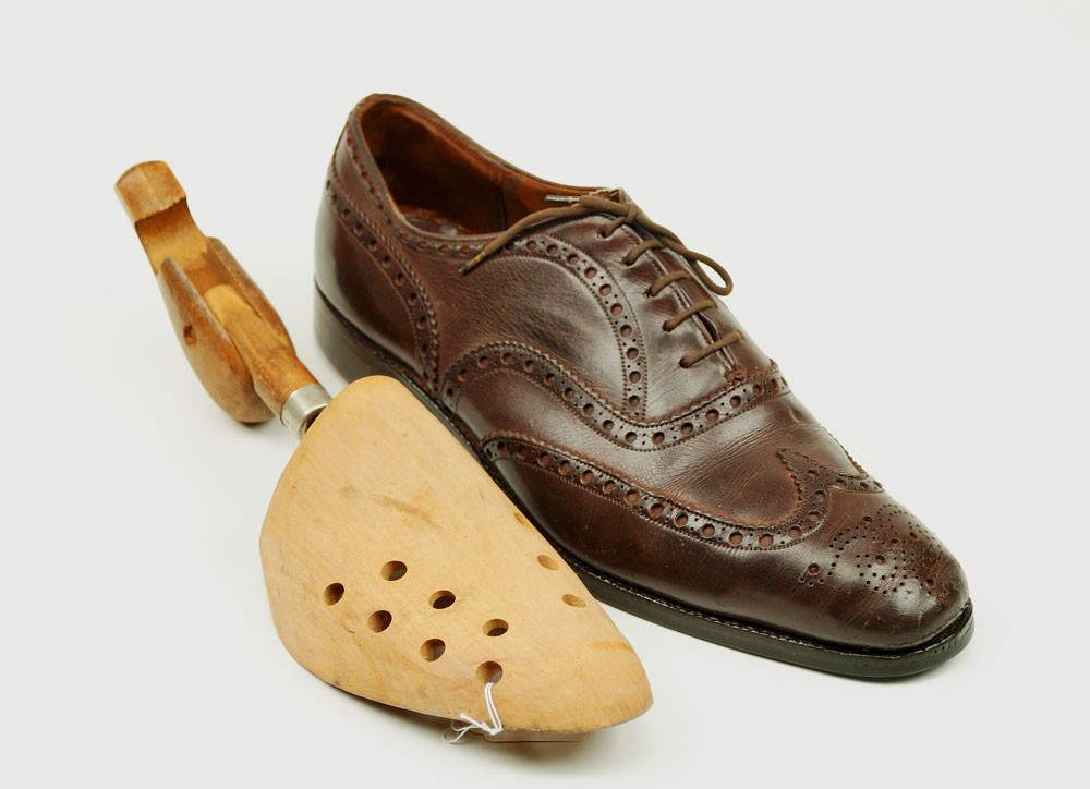 Anschauungsmodell: Fullbrogue-Oxford, Größe 42 (rechter Schuh) mit Intarsiensohle und Ziernagelung (Museum Weißenfels CC BY-NC-SA)