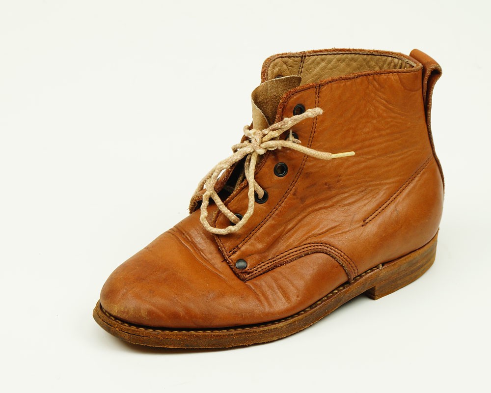 Anschauungsmodell: Schnürstiefel, Größe 37 (linker Schuh) mit Sohlenreparatur (Museum Weißenfels CC BY-NC-SA)