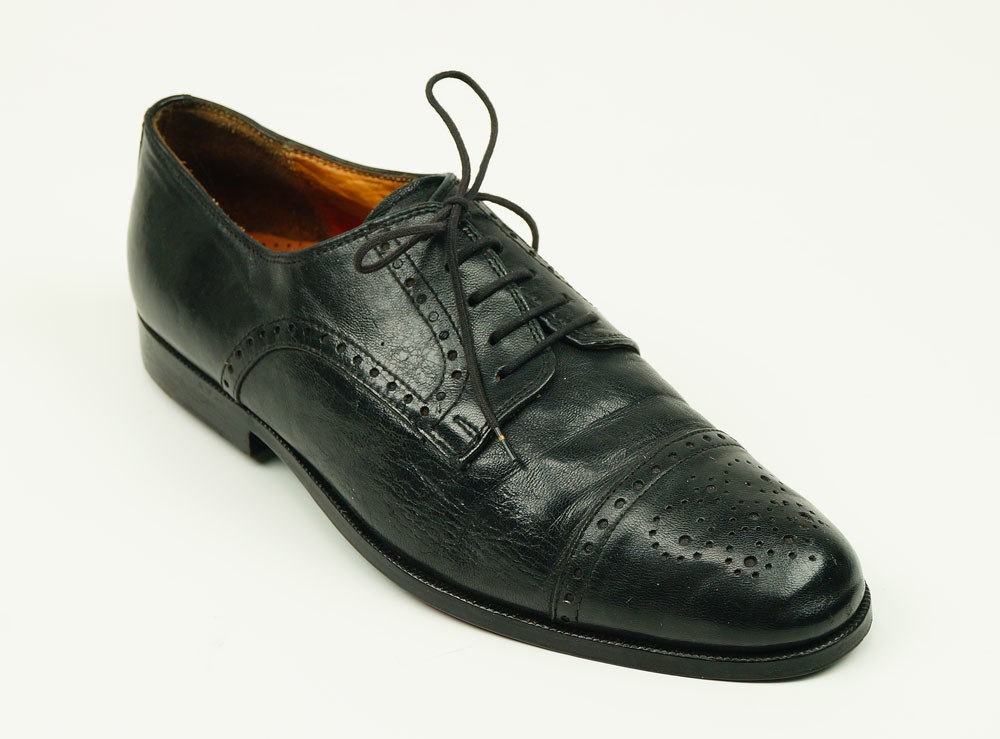 Anschauungsmodell: Semibrogue-Derby (rechter Schuh) mit dekorativer Laufsohle und Ziernagelung (Museum Weißenfels CC BY-NC-SA)