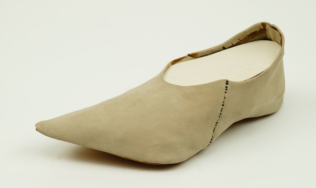 Anschauungsmodell für einen mittelalterlichen Spitzschuh (linker Schuh) (Museum Weißenfels CC BY-NC-SA)