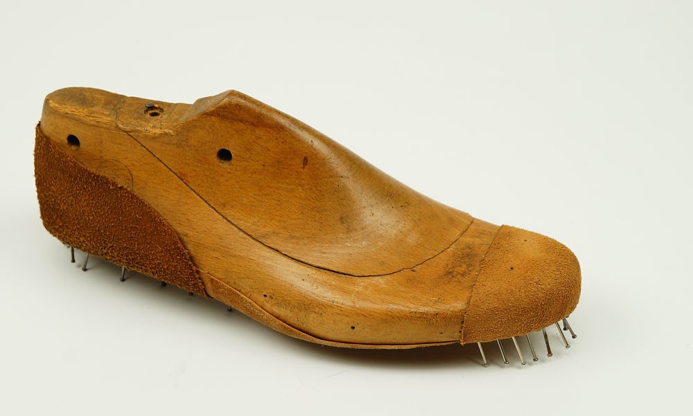 Anschauungsmodell Schuhbau: Leisten mit Brandsohle sowie innerer Vorder- und Hinterkappe (Museum Weißenfels CC BY-NC-SA)