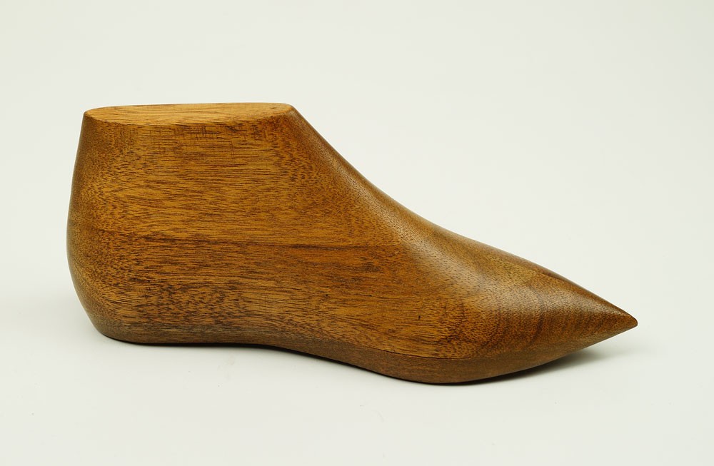 Leisten für einen mittelalterlichen Spitzschuh / Halbstiefel (linker Fuß), Nachbildung (Museum Weißenfels CC BY-NC-SA)