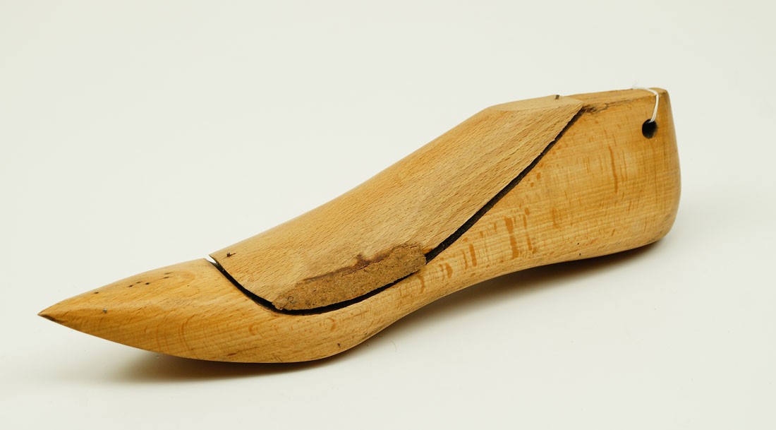 Leisten für einen mittelalterlichen Spitzschuh (linker Fuß), Nachbildung (Museum Weißenfels CC BY-NC-SA)