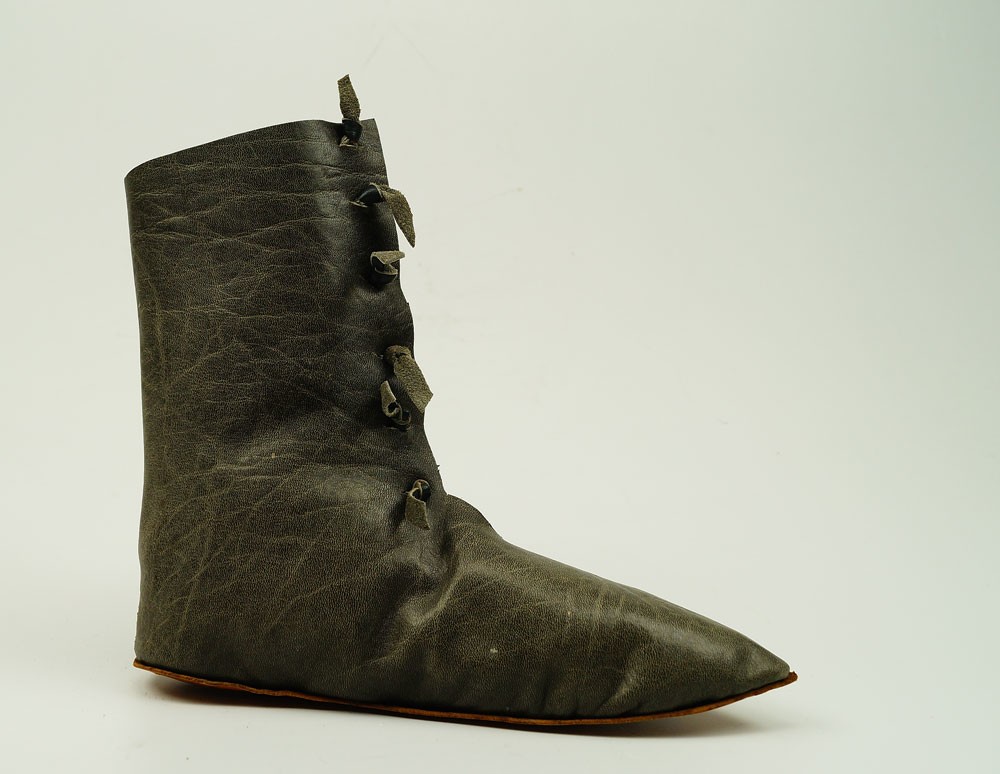 Nachbildung eines mittelalterlichen Knöpfstiefels (linker Schuh) (Museum Weißenfels CC BY-NC-SA)