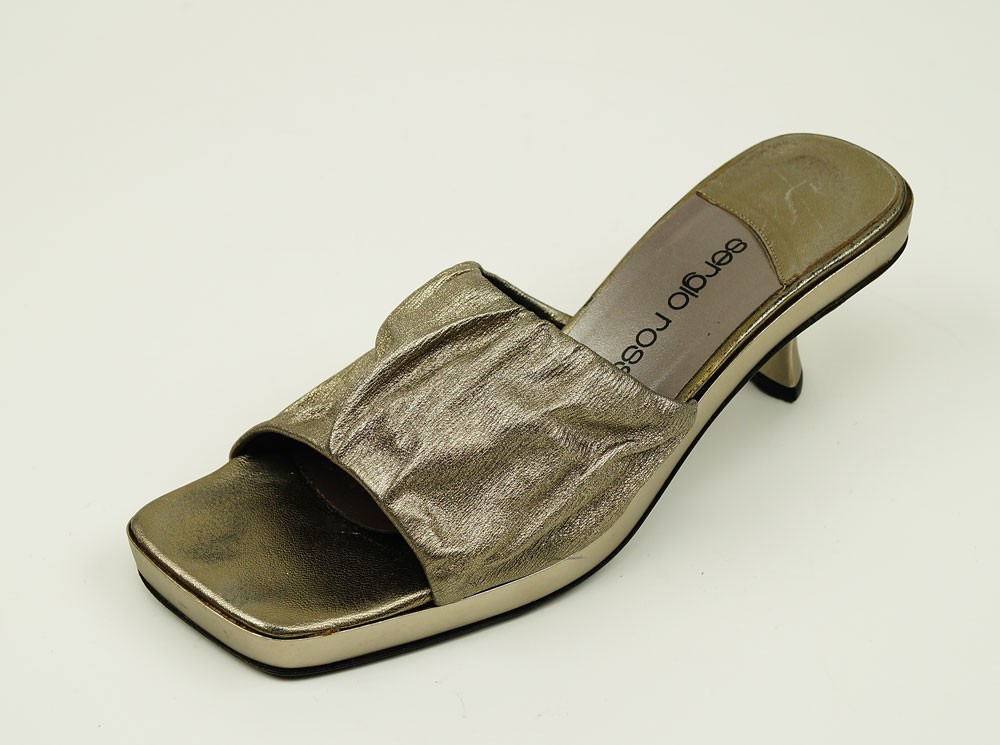 Riemenpantolette von Sergio Rossi, Gr. 38 (linker Schuh) (Museum Weißenfels CC BY-NC-SA)