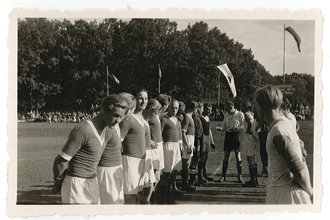 Anpfiff eines Fußballspieles im Stadion am Küchenhorn, 1950er Jahre [1] (Museum Wolmirstedt RR-F)