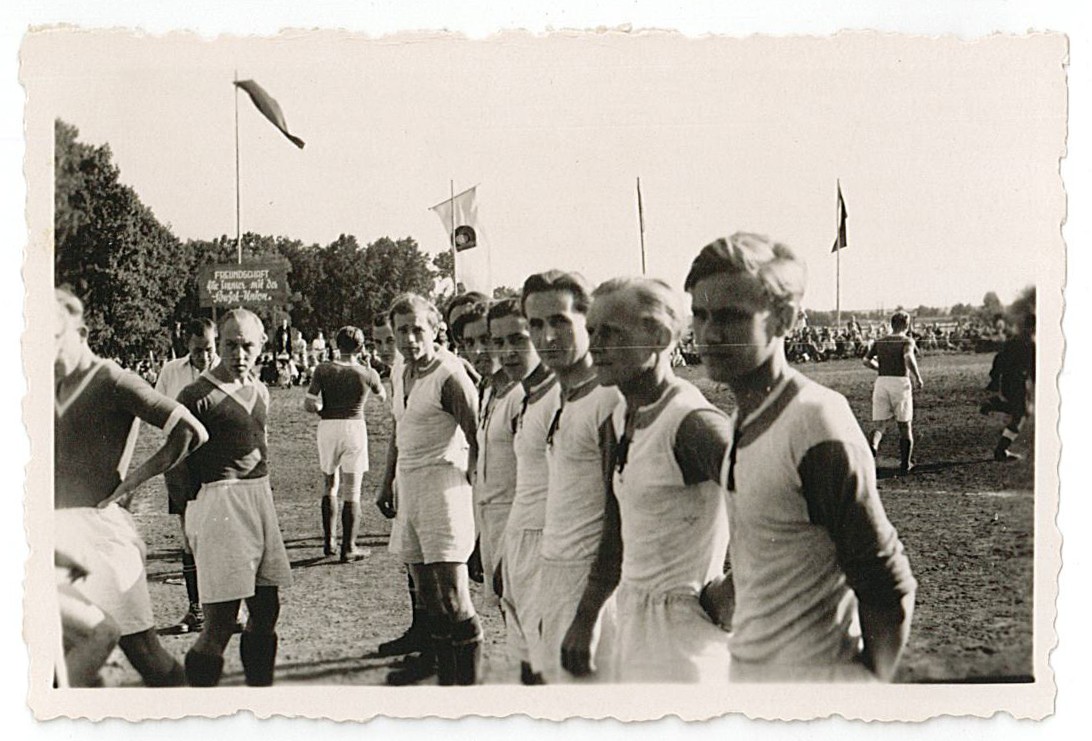 Anpfiff eines Fußballspieles im Stadion am Küchenhorn, 1950er Jahre [4] (Museum Wolmirstedt RR-F)