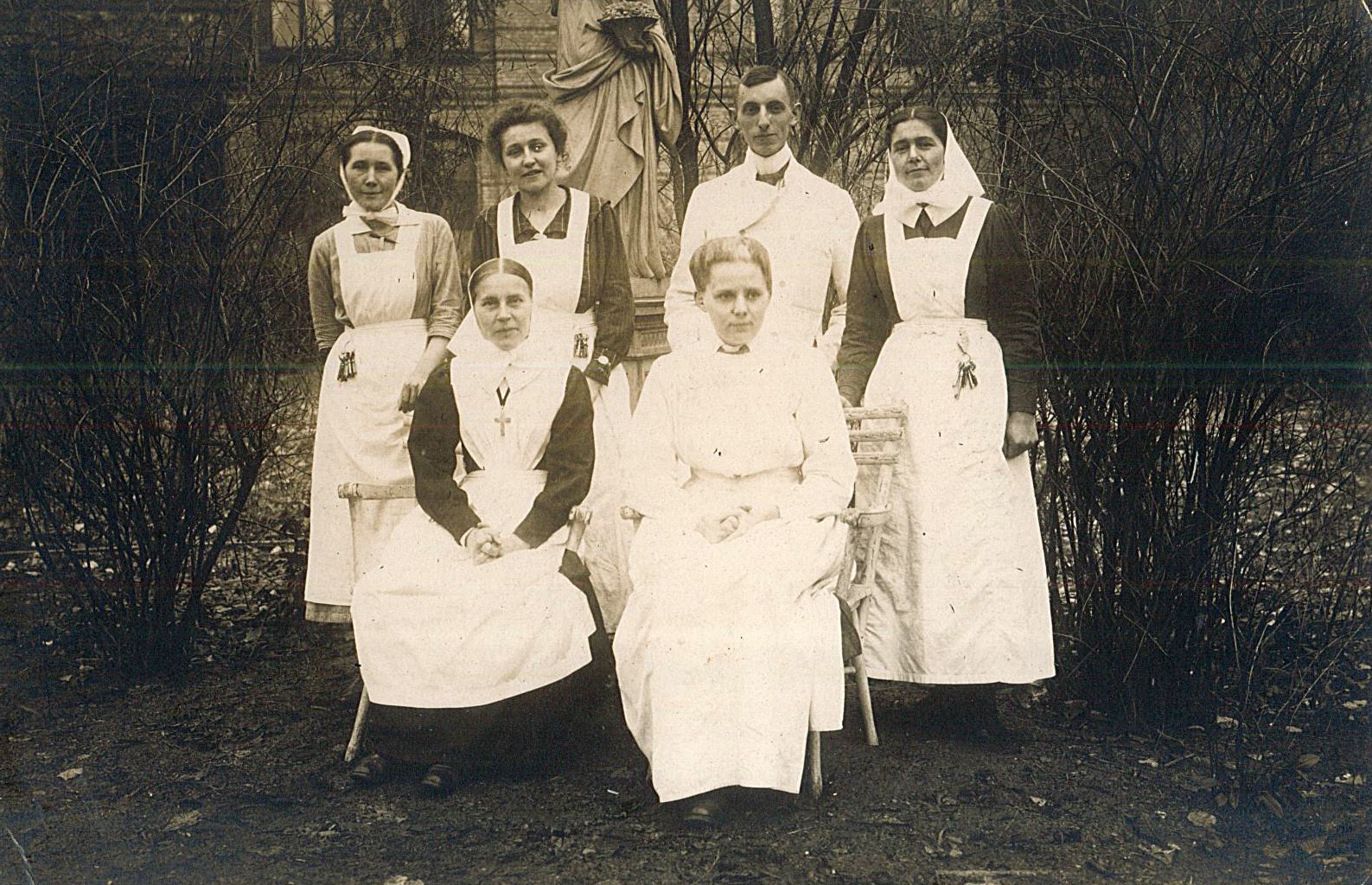 Dr. Erich Kluge mit Schwestern des Kreiskrankenhauses Wolmirstedt (Museum Wolmirstedt RR-F)
