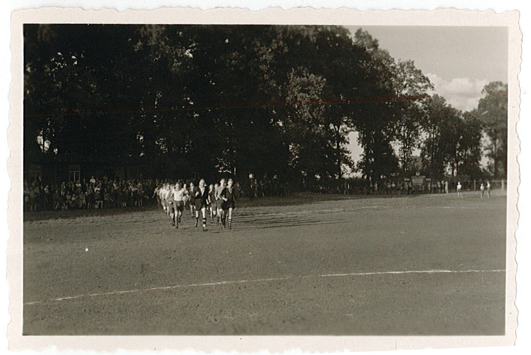 Einlaufen der Mannschaften eines Fußballspieles im Stadion am Küchenhorn, 1950er Jahre (Museum Wolmirstedt RR-F)
