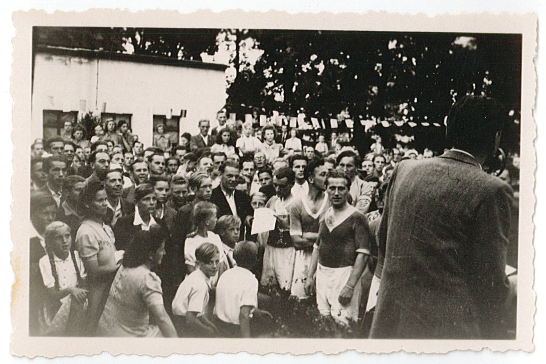 Funktionär am Rednerpult (Stadion am Küchenhorn?), 1950er Jahre (Museum Wolmirstedt RR-F)