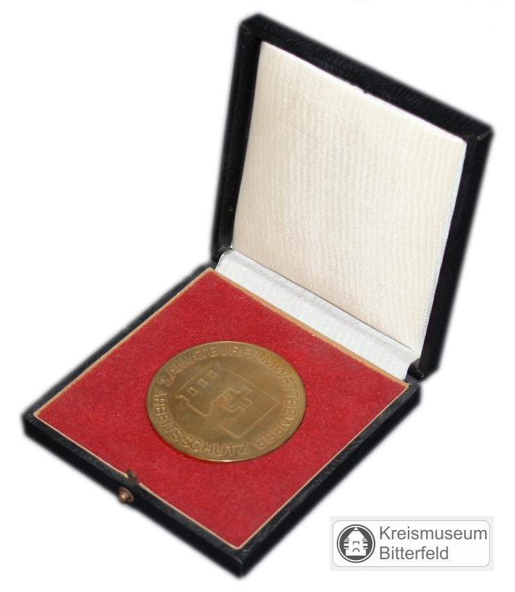 Goldmedaille des 2. Amateurfilmwettbewerb Arbeitsschutz (Kreismuseum Bitterfeld RR-F)