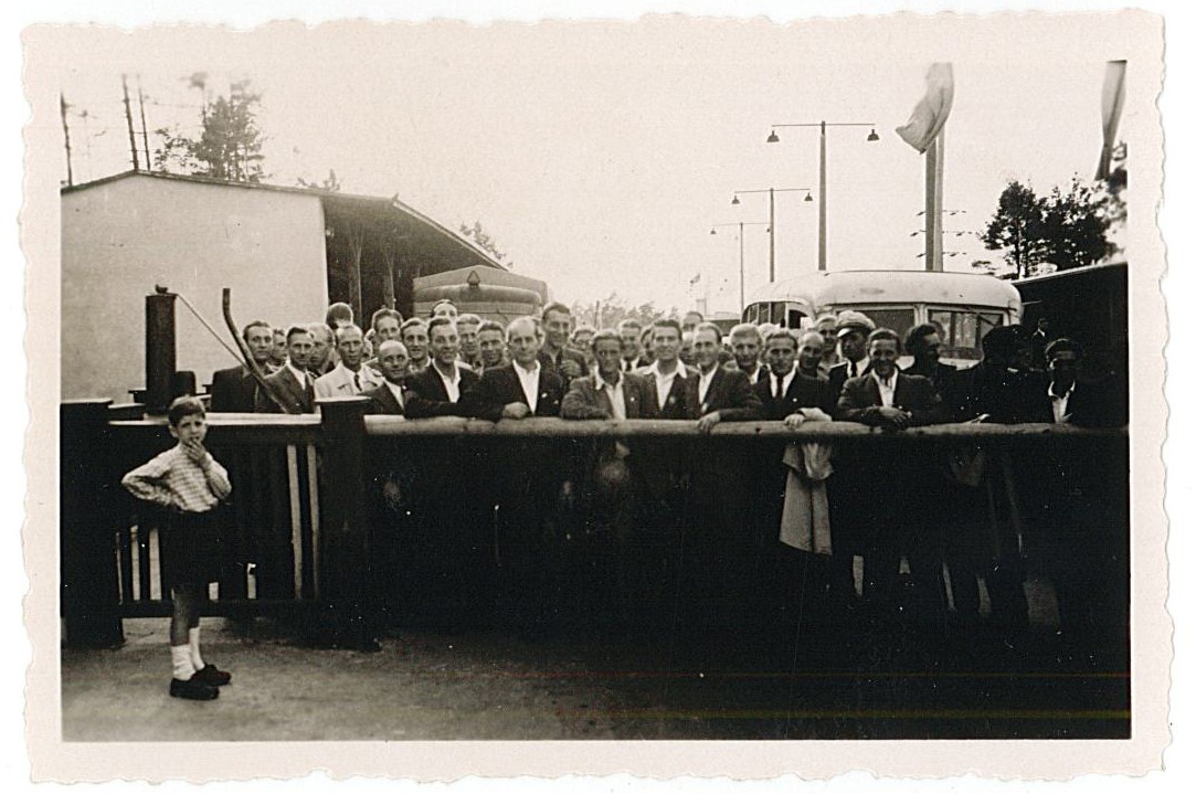 Gruppe vor Schlagbaum (Stadion am Küchenhorn?), 1950er Jahre (Museum Wolmirstedt RR-F)