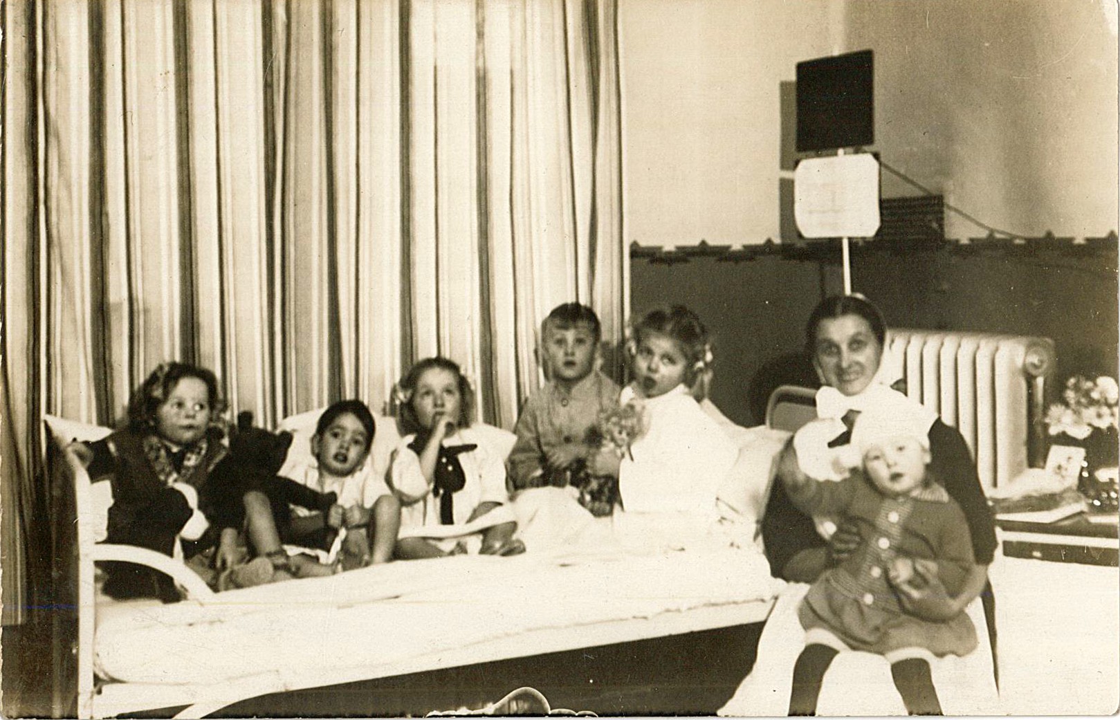 Krankenschwester Emma Ullrich mit an Polio erkrankten Kindern im Kreiskrankenhaus Wolmirstedt (Museum Wolmirstedt RR-F)