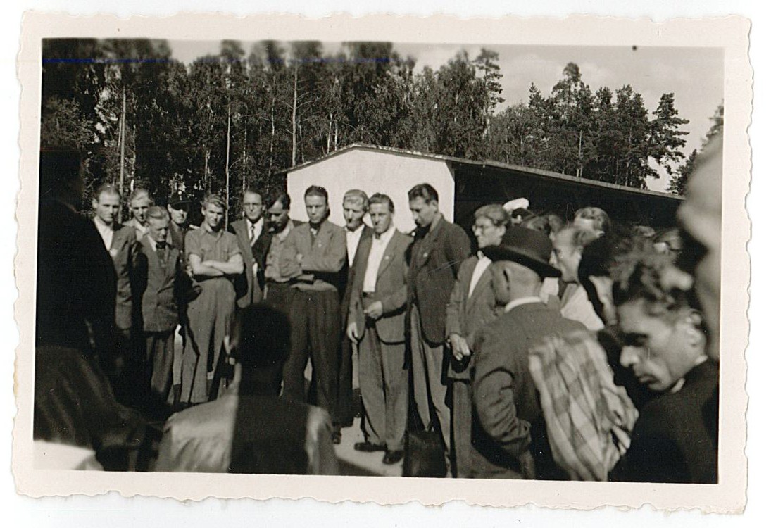 Männergruppe, wartend (Stadion am Küchenhorn?), 1950er Jahre (Museum Wolmirstedt RR-F)