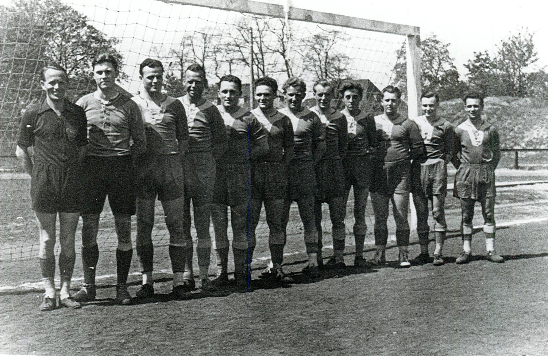 Mannschaft des Fußballvereins "Einheit Wolmirstedt" vor einem Tor, 1950er Jahre (Museum Wolmirstedt RR-F)
