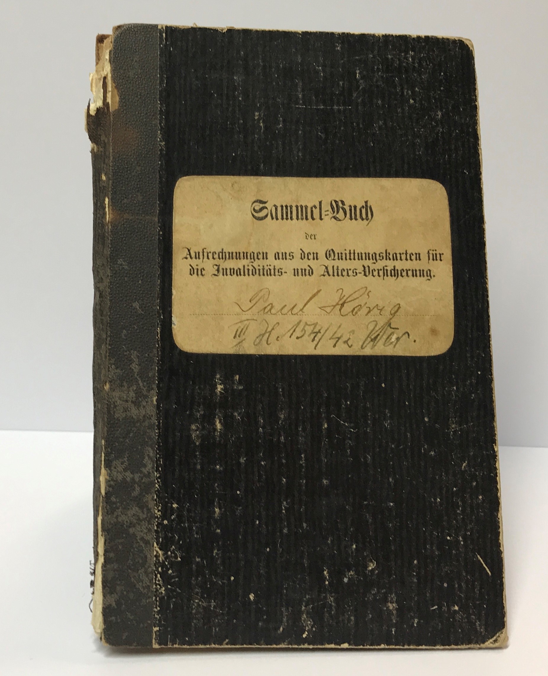 Sammel=Buch // der // Aufrechnungen aus den Quittungskarten für // die Invaliditäts- und Alters-Versicherung. (Harzmuseum Wernigerode CC BY-NC-SA)