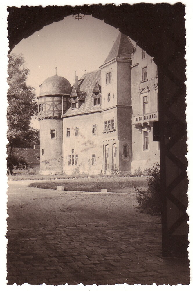 Schloss Neugattersleben, Tordurchblick (Museum Schloss Bernburg / Deutsche Stiftung Denkmalschutz CC BY-NC-SA)