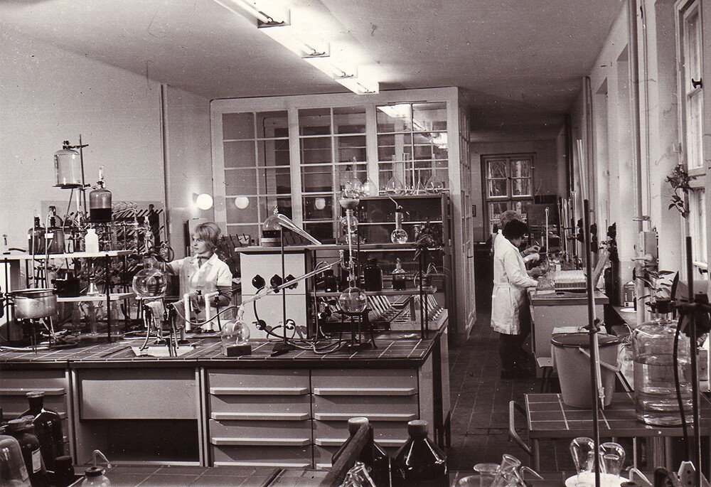 Drei arbeitende Laborantinnen (Museum Schloss Bernburg / Deutsche Stiftung Denkmalschutz CC BY-NC-SA)