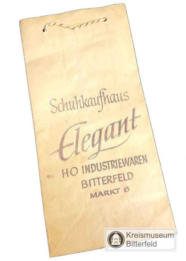 Papiereinkaufstüte "Schuhkaufhaus Elegant HO Industriewaren Bitterfeld" (Kreismuseum Bitterfeld RR-F)